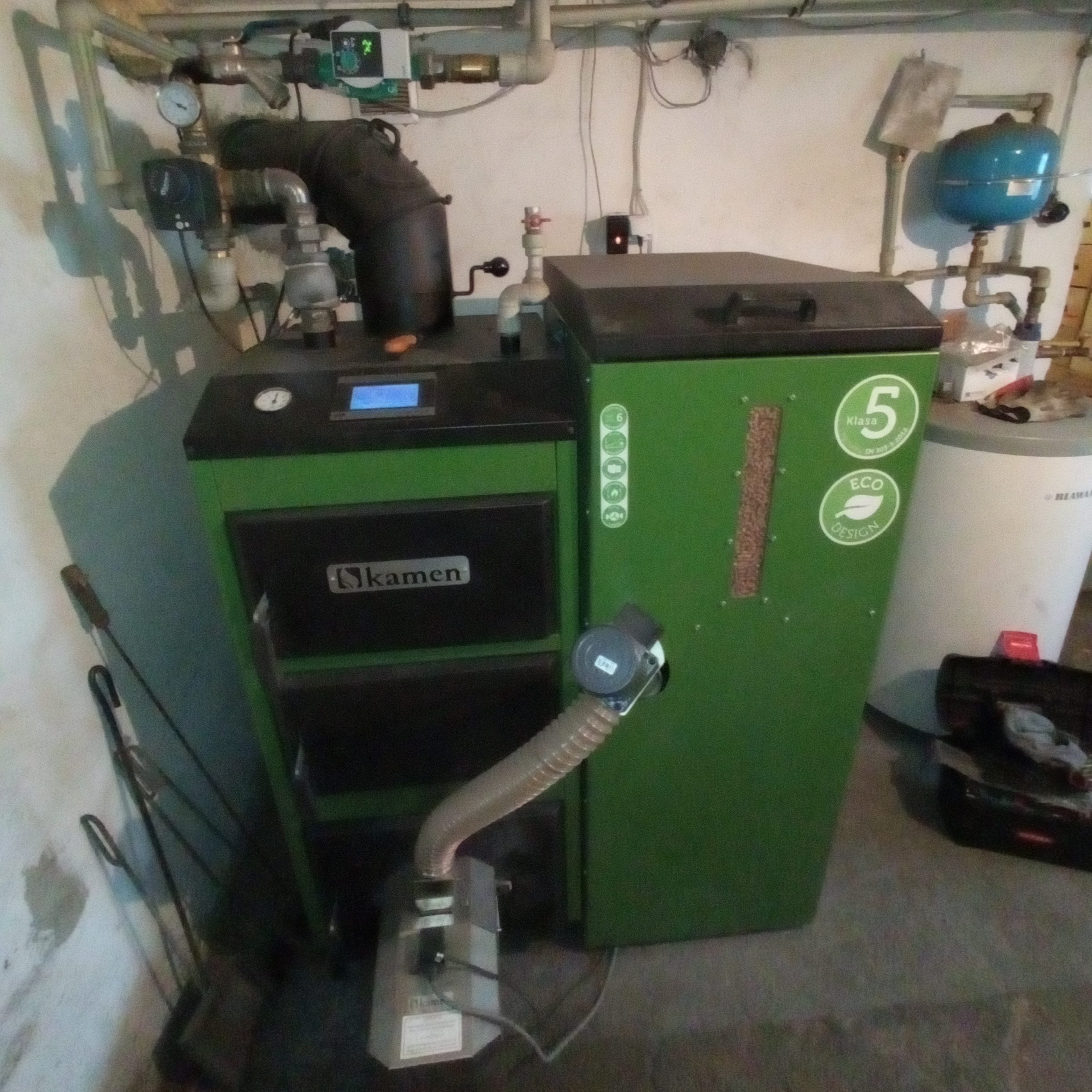 Ekonomiczne ustawienia pieca na pellet – jak spalać mniej i grzać efektywniej?