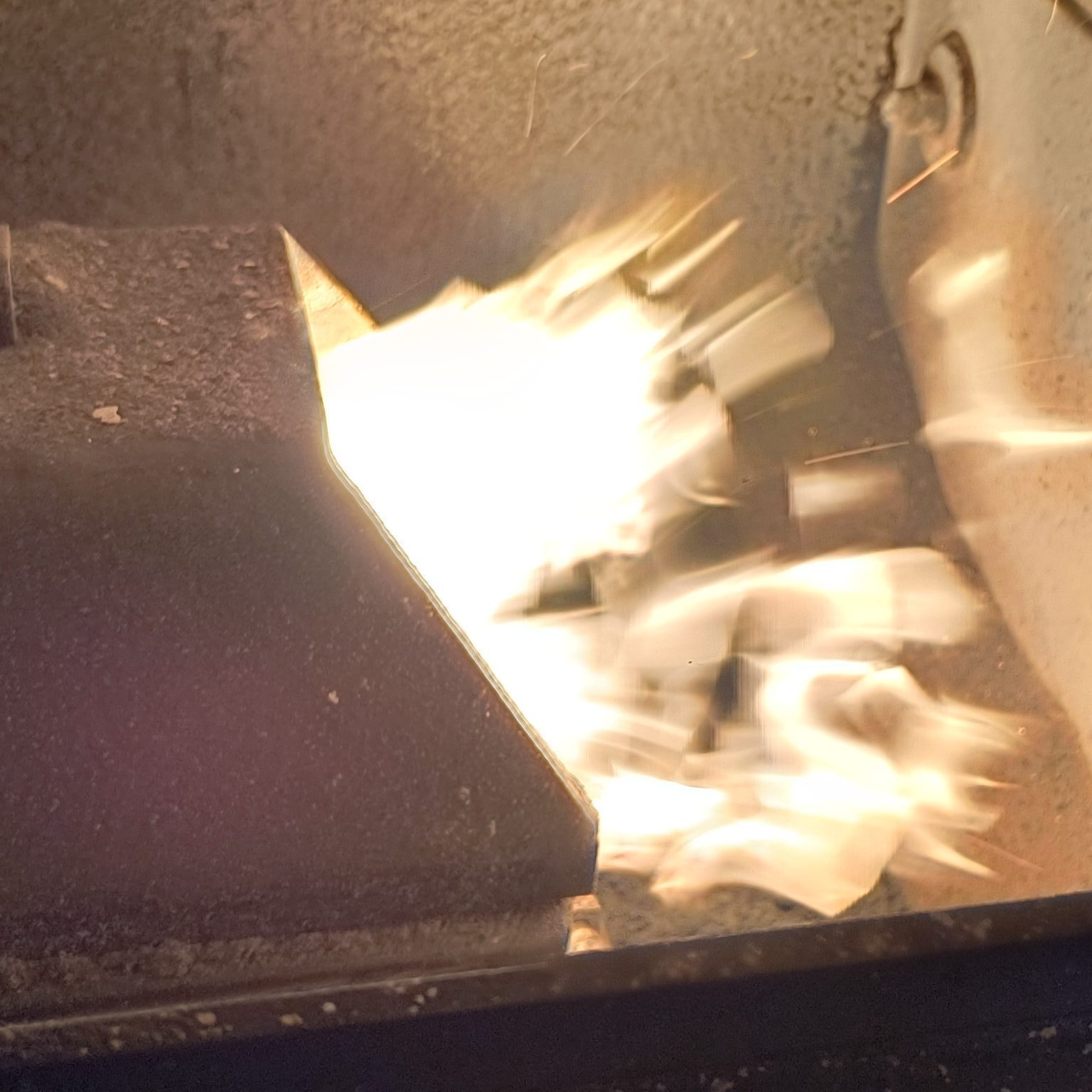 Błędy w paleniu pelletem – jak ich unikać i realnie oszczędzać na ogrzewaniu?